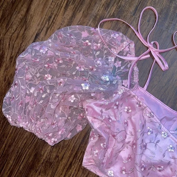 NWT Sugar Thrillz/Dolls Kill pink puff sleeves embroidered floral crop top small - Picture 4 of 11
